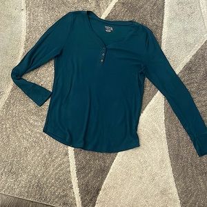 Selling multiple XL long sleeve tees at $3 each.